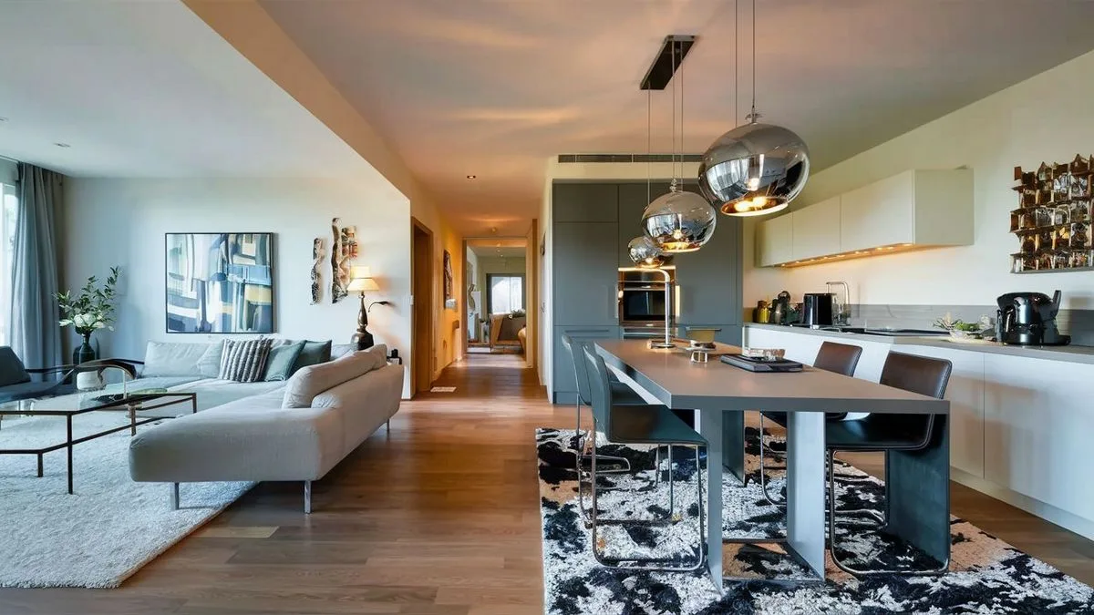 Moderní obývací pokoj s kuchyní